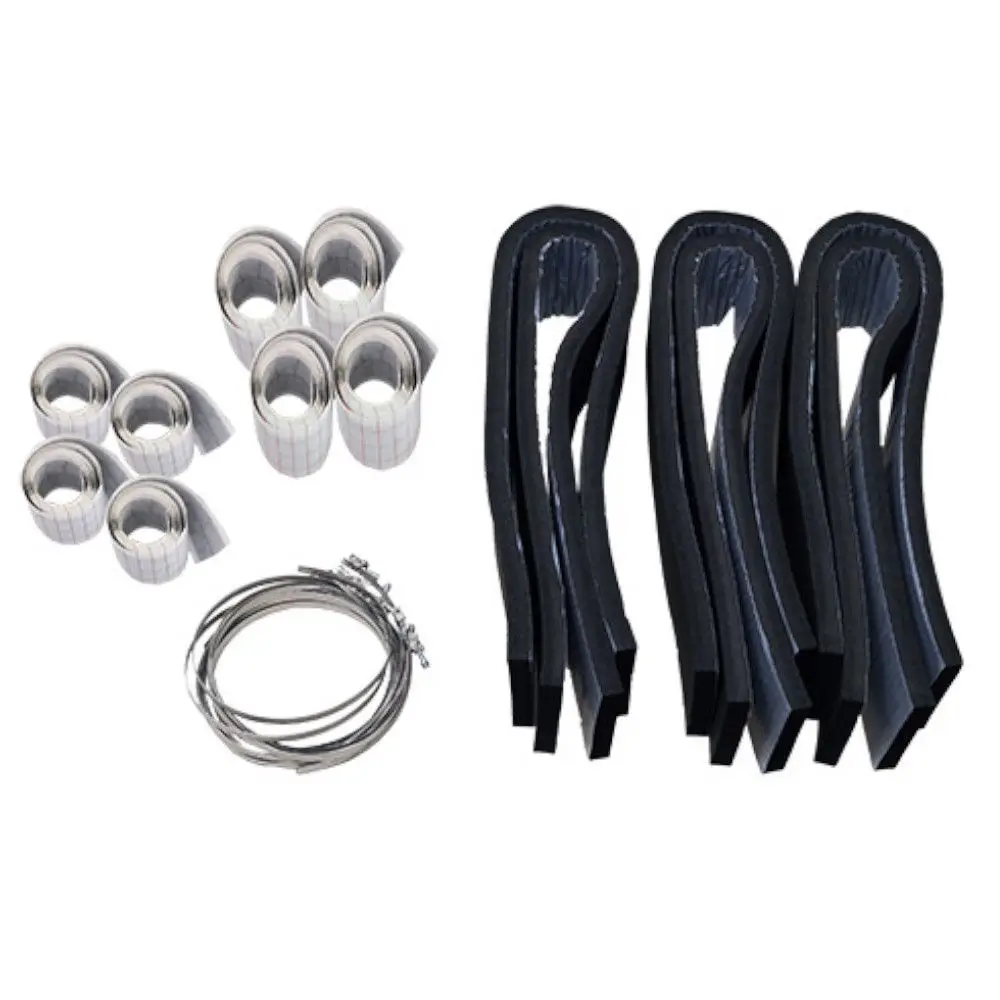 Zubehörset von Novelan mit verschiedenen Komponenten, darunter metallische Ringe, schwarze Dichtungen und Verbindungselemente, angeordnet auf heller Fläche.