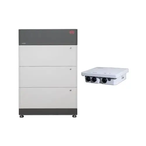 Photovoltaik-Speichersystem mit drei horizontalen Modulen in grauer und weißer Farbgebung, daneben Steuerungseinheit mit zwei Anschlüssen.