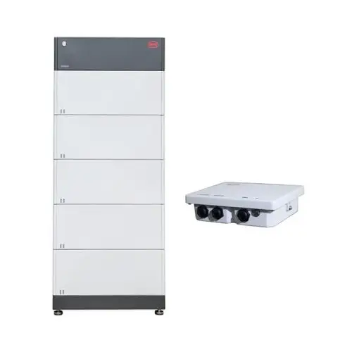 Stellen von Photovoltaik-Speicherlösungen, bestehend aus einem großen vertikalen Modul mit mehreren Fächern und einem separaten Anschlussmodul mit zwei Eingängen.