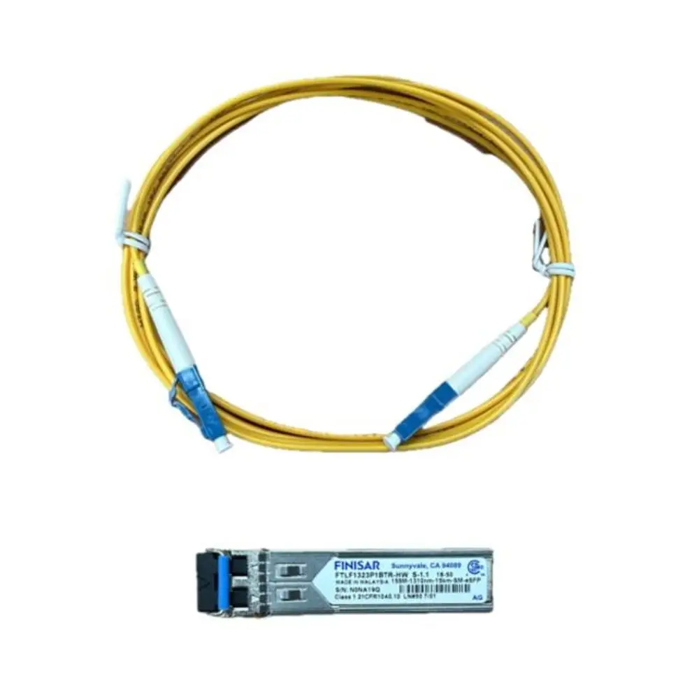 Lichtwellenleiterkabel mit SC/APC-Steckern in gelber Umhüllung, verbunden mit einer SFP-Transceiver-Einheit der Marke HUAWEI.