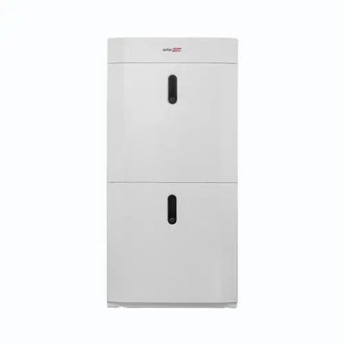 Weißer Hemmschuh mit zwei Modulen, aufrecht stehend. Gezeigt wird ein SolarEdge-Produkt, das zur Speicherung von Energie dient. Compartments sind mit schwarzen Öffnungen versehen.