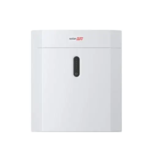 Weiße Home-Batterie von SolarEdge mit einer glatten Oberfläche und einem zentralen Anzeigefeld. Eignet sich zur Energiespeicherung in privaten Haushalten.