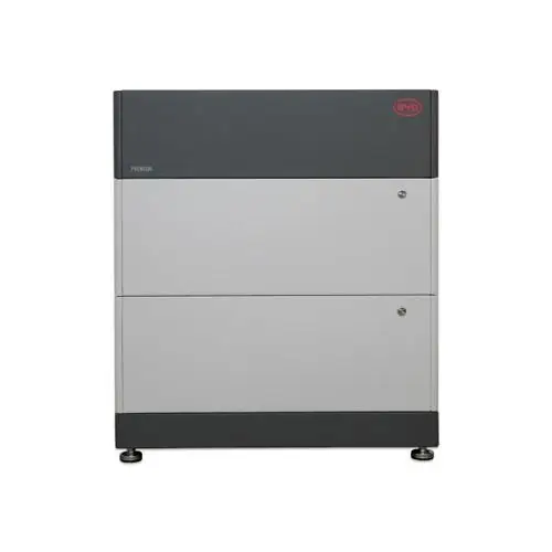 Batteriespeicher von BYD in grauer und weißer Ausführung, bestehend aus zwei Modulen mit Sockel und Deckel, in aufrechter Position abgebildet.