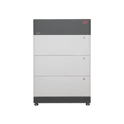 BYD-Batteriespeicher in vertikaler Bauweise, mit drei modularen Komponenten und einem oberen sowie unteren Abschluss. Oberfläche in hellen Tönen mit grauem Deckel.