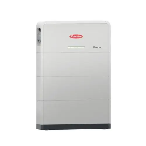 Weißes Batteriemodul von Fronius, rechteckige Form mit mehreren horizontalen Segmenten und LED-Anzeigen an der Vorderseite zur Statusanzeige.
