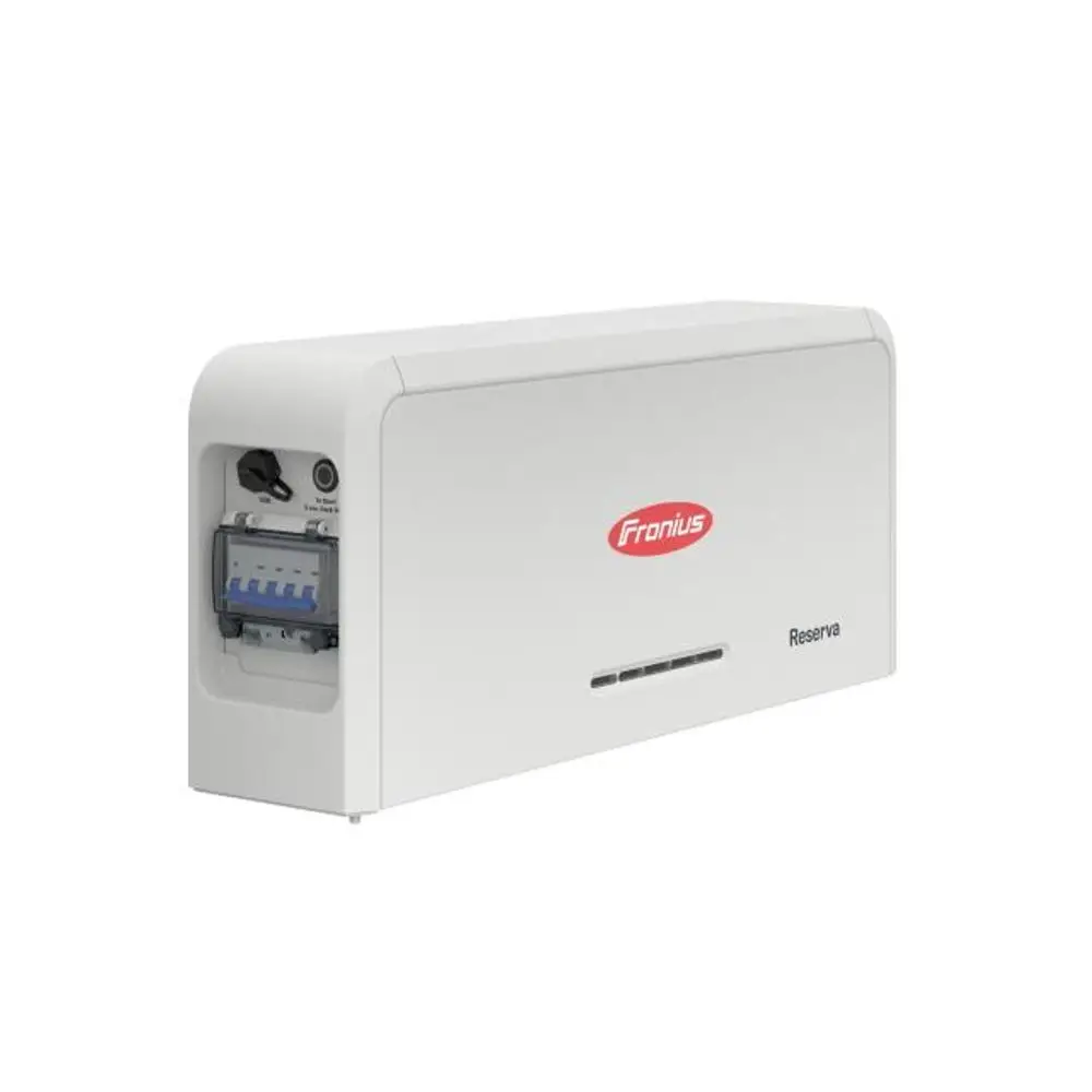 Weißes Gerät von Fronius mit seitlichen Anschlüssen und einem Gehäuse, das für die Elektrotechnik konzipiert ist. Sichtbare Beleuchtungsschlitze auf der Vorderseite.