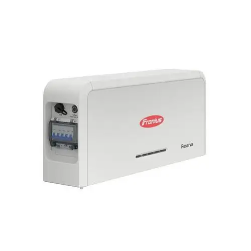 Weißes Gerät von Fronius mit seitlichen Anschlüssen und einem Gehäuse, das für die Elektrotechnik konzipiert ist. Sichtbare Beleuchtungsschlitze auf der Vorderseite.