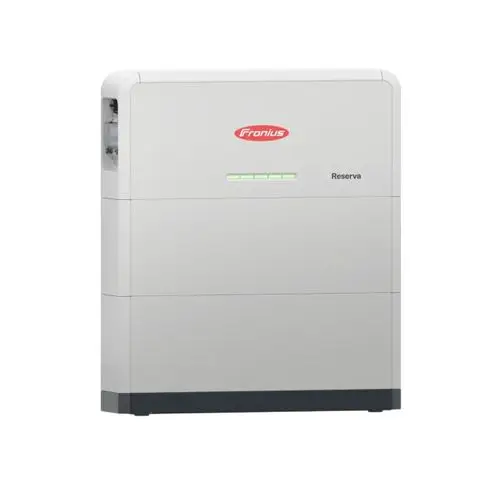 Fronius-Gerät in geschlossener, rechteckiger Form mit einer weißen Oberfläche und grünen Statusanzeigen in der Mitte, auf einem dunklen Sockel stehend.