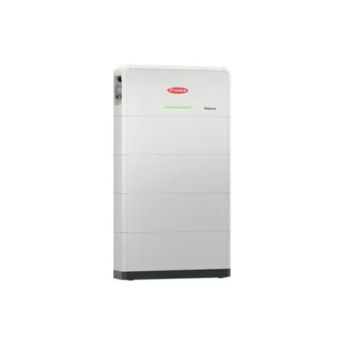 Fronius Energiespeicher mit einem rechteckigen, weißen Gehäuse, bestehend aus mehreren Modulen. An der Vorderseite befindet sich eine Statusanzeige.