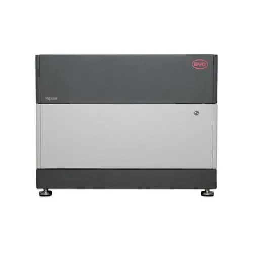 BYD Batteriemodul in grauer und weißer Oberfläche, zweigeteilt, mit einem stabilen Sockel und Deckel. Eignet sich für energieeffiziente Anwendungen.