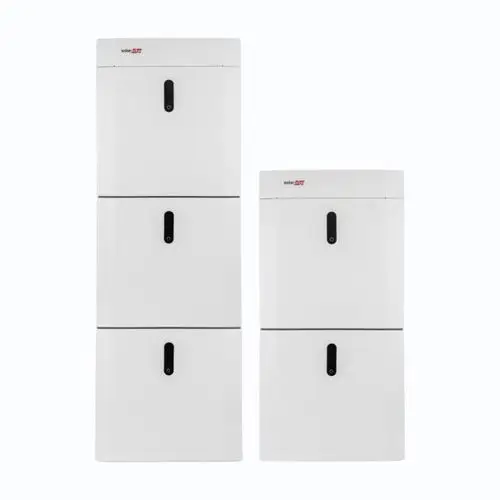 Zwei vertikale, weiße Batteriespeicher mit mehreren Modulen, die von SolarEdge stammen. Sie sind für die Wandmontage konzipiert und haben schwarze Bedienelemente.
