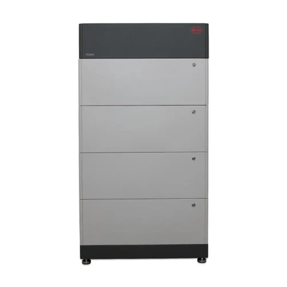 Vertikaler grauer Batteriespeicher von BYD mit mehreren Modul-Abteilen, geeignet für die Integration von Batteriemodulen und Zubehör auf einem stabilen Sockel.
