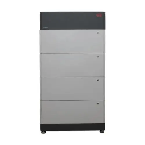 Vertikaler grauer Batteriespeicher von BYD mit mehreren Modul-Abteilen, geeignet für die Integration von Batteriemodulen und Zubehör auf einem stabilen Sockel.