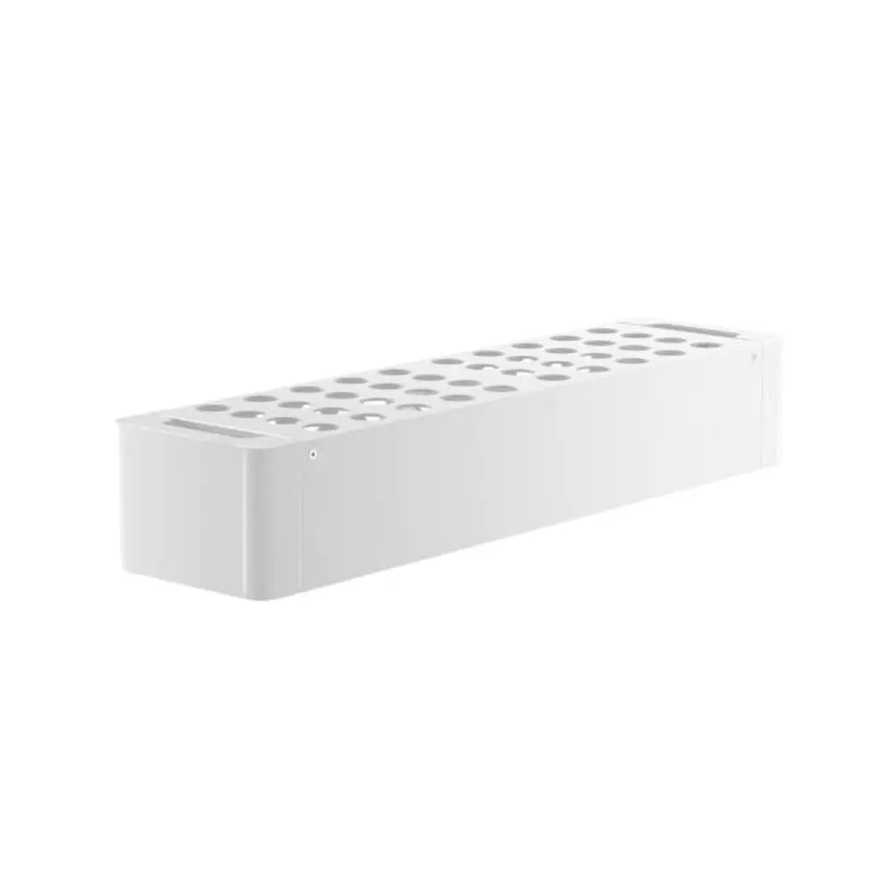 Weißes Wandmontagesystem mit mehreren runden Löchern zur Befestigung, konzipiert für die Installation von GoodWe Produkten an Wänden.