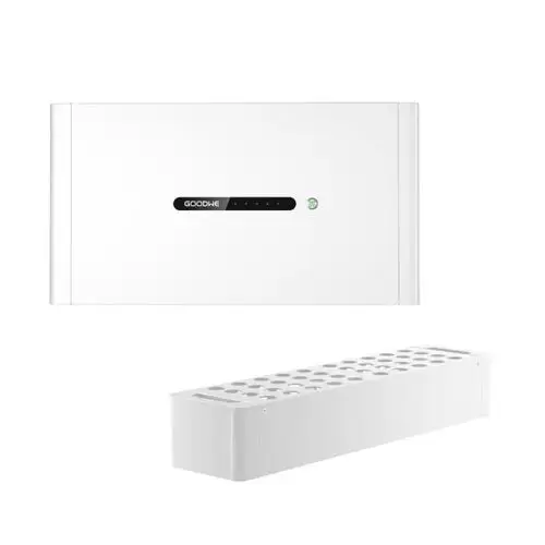 Weißes Energiespeichersystem von GoodWe mit Wandmontage, bestehend aus einer Batterieeinheit und einem Halterungssystem.