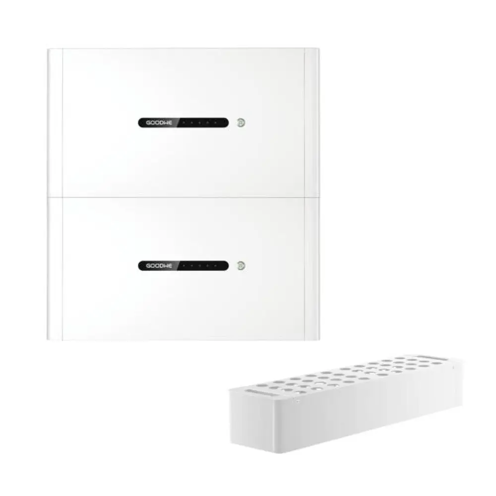 Zwei weiße Batteriemodule von GoodWe, übereinander angebracht, mit einem separaten Wandmontagesystem. Beide Module sind mit LED-Anzeigen ausgestattet.