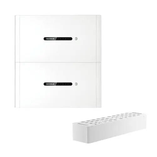 Zwei weiße Batteriemodule von GoodWe, übereinander angebracht, mit einem separaten Wandmontagesystem. Beide Module sind mit LED-Anzeigen ausgestattet.