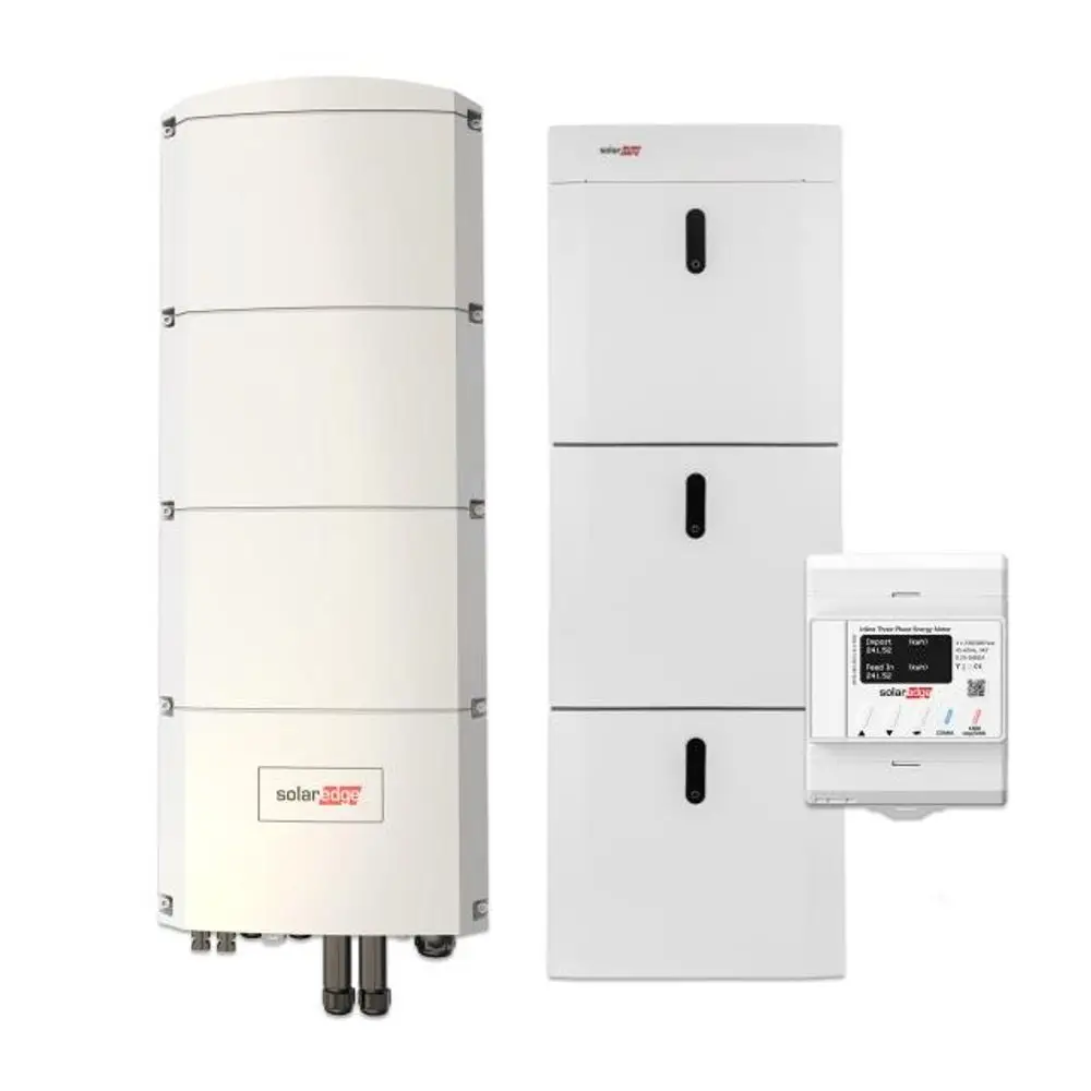 SolarEdge-Speichersystem mit einer großen Einheit und zwei kleineren Komponenten, die eine Batterielösung und ein Steuerungsmodul darstellen, in neutralem Weiß.