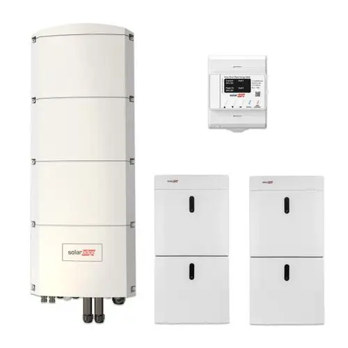 SolarEdge Home Set bestehend aus einem vertikalen Energiespeicher mit mehreren Modulen und zwei kleineren Einheiten, ergänzt durch ein Display zur Überwachung der Energieproduktion.