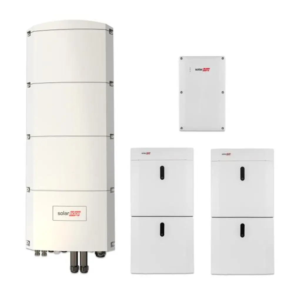 SolarEdge-Gerät mit zwei großen weißen Gehäusen, einem kleineren Gehäuse und mehreren Anschlüssen. Alle Komponenten sind in einem modernen, minimalistischen Design.