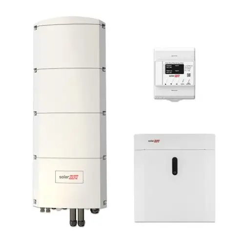 Ein weißer SolarEdge Energiespeicher im vertikalen Design, begleitet von einem Steuergerät und einem weiteren kompakten Gerät, zur Nutzung in einem Solarsystem.