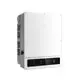 Weißes GoodWe-Gerät mit sichtbarem LED-Display und mehreren Lüftungsgittern auf der linken Seite, montiert in einer vertikalen Position.