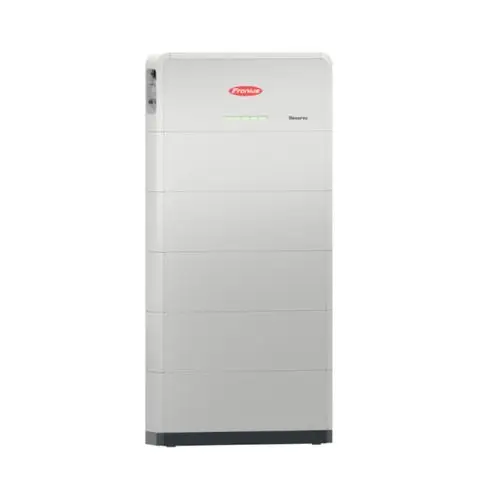 Vertikaler Fronius Energiespeicher in Weiß mit mehreren schmalen Segmenten und einer Anzeigeleuchte oben.