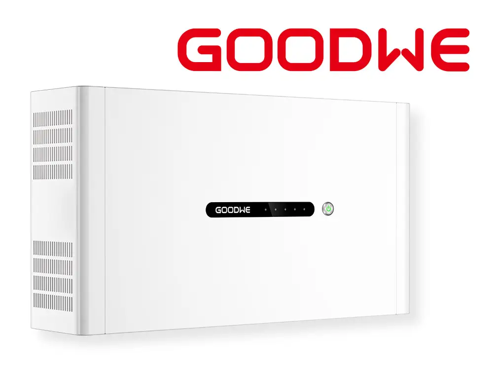 Weißer Energie-Speicher von GoodWe mit einem schlichten Design, seitlichen Belüftungsschlitzen und einem Kontrollpaneel für den Betrieb.