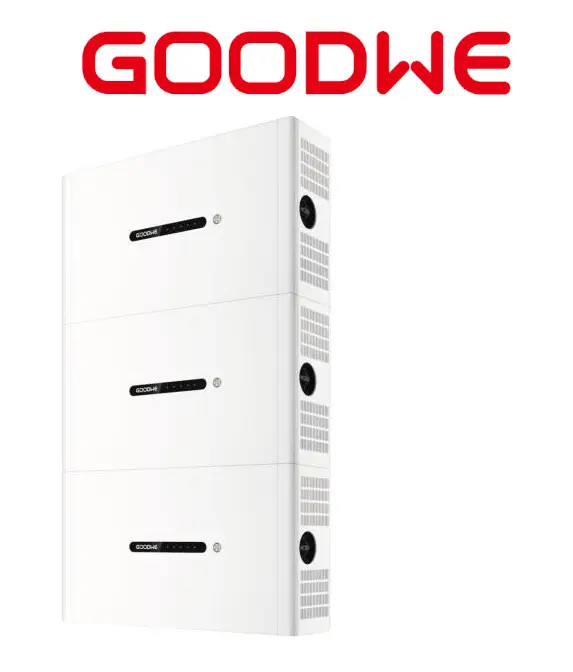 Weißes Speichersystem von GoodWe mit drei vertikalen Modulen und Lüftungsgittern an den Seiten. Die Module sind stapelbar und bieten eine kompakte Lösung für Energiebedarf.
