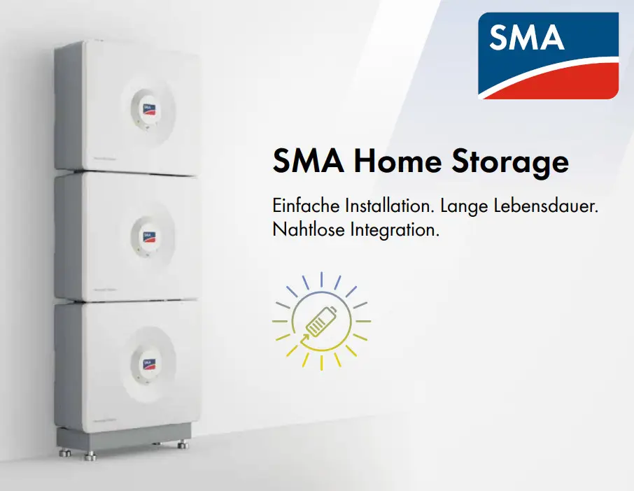 Drei stapelbare Batteriespeicher von SMA in Weiß, montiert an einer Wand, mit einem Symbol für Energie- und Speichermanagement neben dem Produkt.