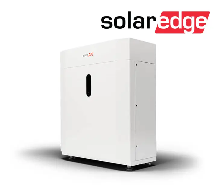 Weißer SolarEdge-Speicher mit einer Fronttür und einer schmalen vertikalen Öffnung, platziert auf schwarzen Füßen.