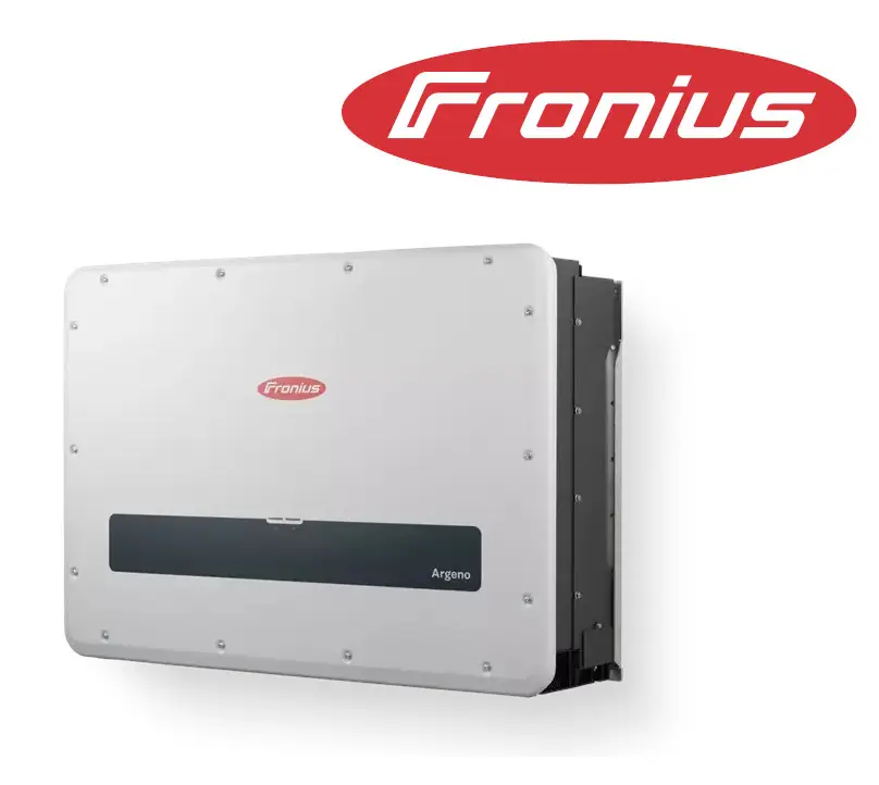 Fronius Wechselrichter in silberner Gehäusefarbe, montiert an einer Wand, mit einem schwarzen Bedienfeld in der Mitte und dem Markenlogo oben rechts.