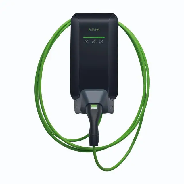 Ladeeinheit von KEBA mit anliegendem grünen Kabel und Stecker, ausgestattet mit Anzeigeleuchten für den Betriebsstatus.