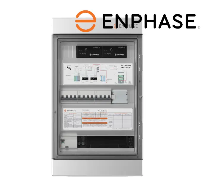 Enphase IQ Combiner mit mehreren Anschlussmöglichkeiten und Installationsanleitungen im Inneren, geeignet für Elektroinstallationen. Gehäuse in weißer Ausführung.