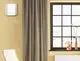 Viessmann Vitovent 200-D, Typ HRM B55, Z014593 an gelber Wand neben grauem Vorhang und Fenster mit Blumenvasen.