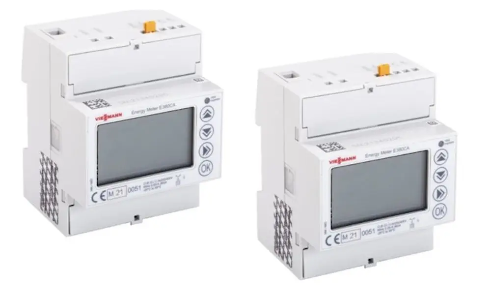 Zwei weiße Viessmann Energy Meter E380CA mit Bildschirmen und Knöpfen stehen nebeneinander.