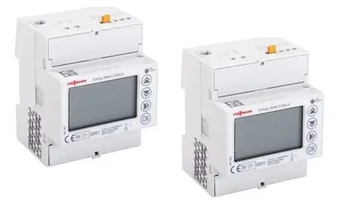 Zwei weiße Viessmann Energy Meter E380CA mit Bildschirmen und Knöpfen stehen nebeneinander.