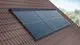 Nahaufnahme eines Viessmann Vitosol 300-TM SP3C Solarkollektors mit 4,62 m² (SK06739), der auf einem braunen Ziegeldach installiert ist.