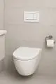 Weisse Wandtoilette mit Geberit Sigma 20 Betätigungsplatte in Hochglanz Weiss und Chrom.