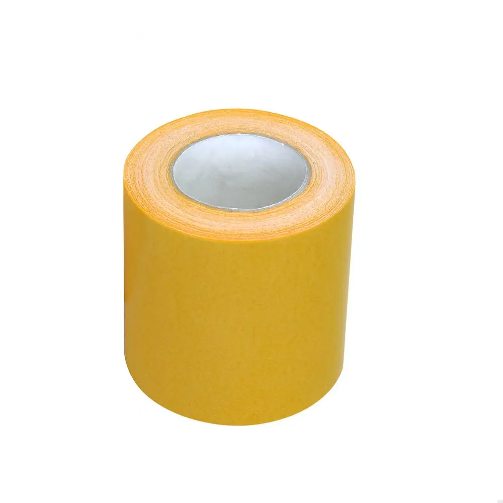 Eine Rolle gelbes Fugenklebeband.