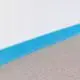 Nahaufnahme des blauen Randdämmstreifens zwischen weißer Wand und grauem Boden.