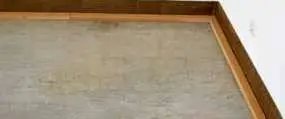 Detailansicht einer Verlegeplatte aus Holzfaser mit Aluminium-Elementen, gerahmt, Fokus auf Textur und Material.