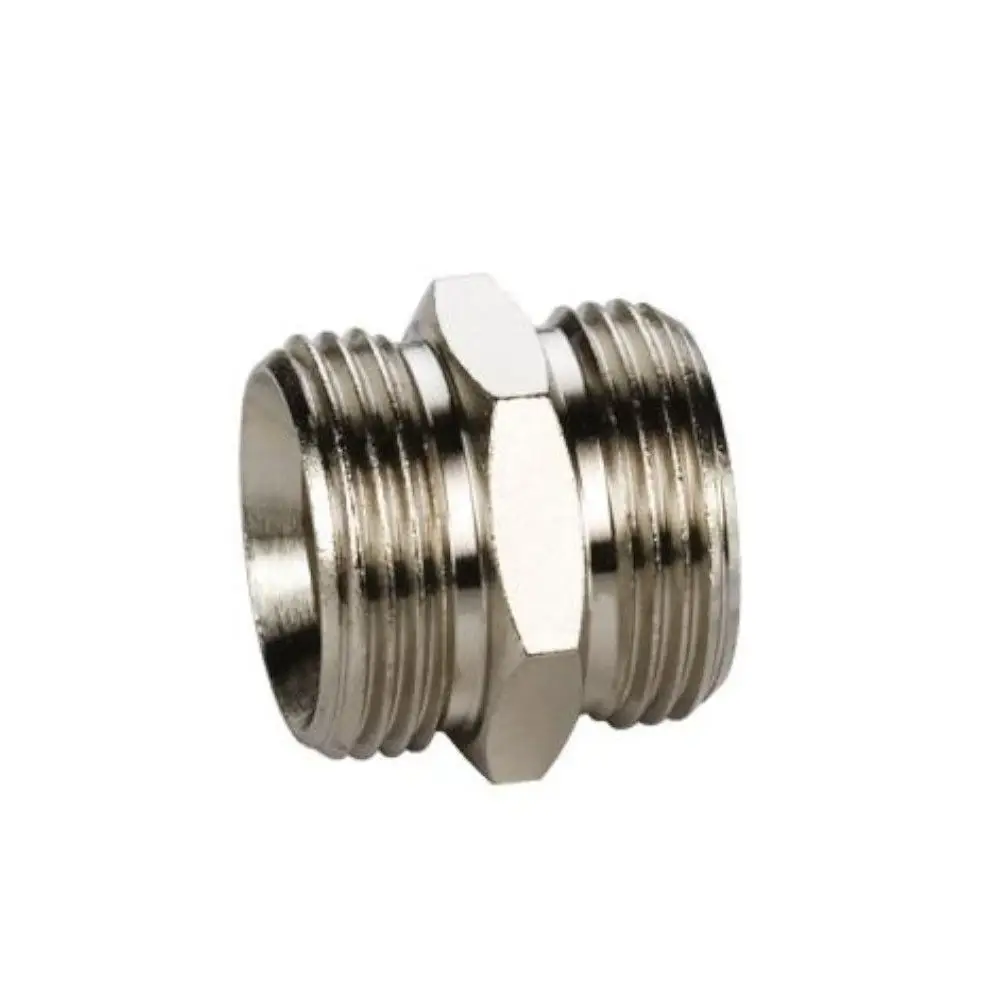 Nahaufnahme eines vernickelten Messing-Kupplungsnippels Eurokonus 3/4" / 3/4".