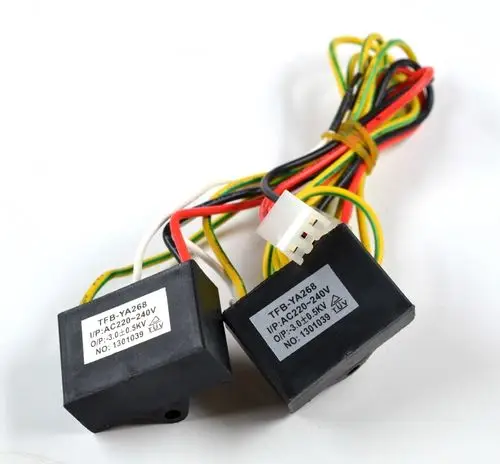 Zwei Remko RK Ionisierer ASF 100, 1110646, verbunden mit farbcodierten Drähten und einem weißen Stecker. Auf jedem schwarzen Gehäuse befindet sich ein Etikett mit technischen Daten.