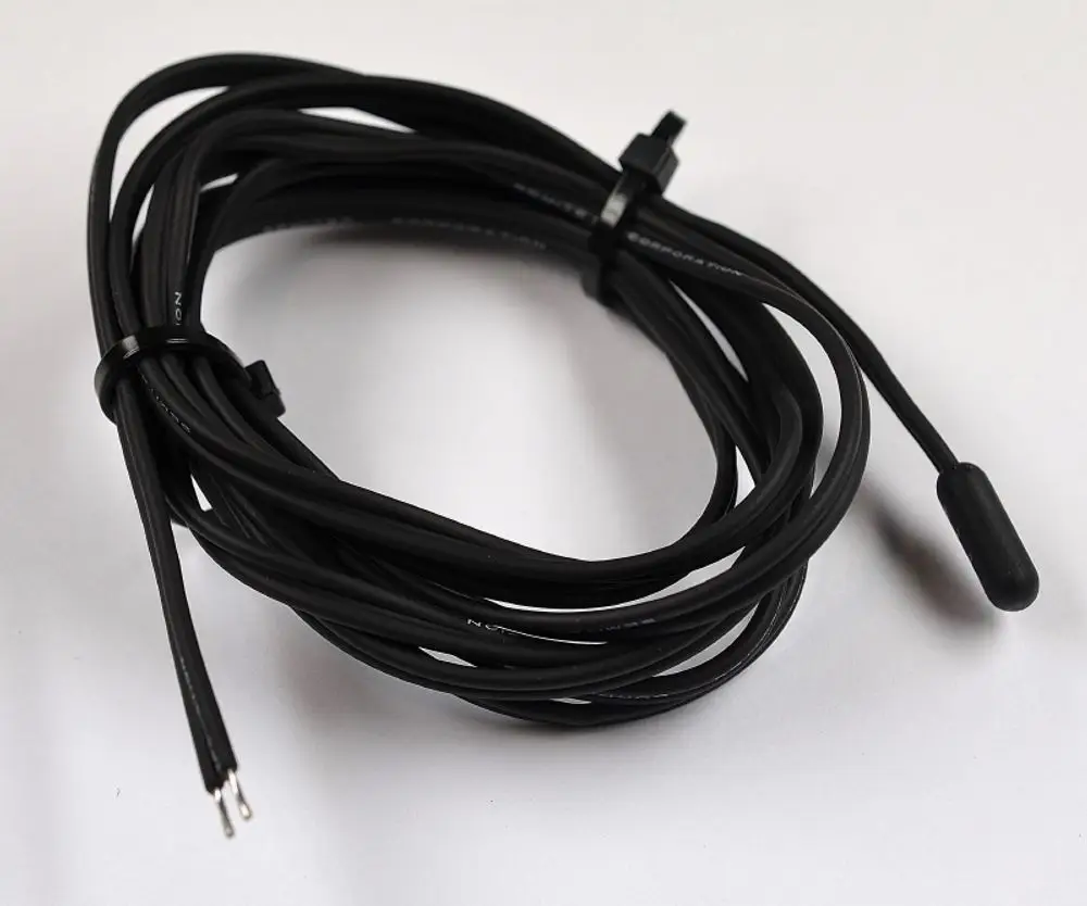 Remko RK Temperatursensor Redundanzmodu KFB-R, 1613282, schwarzes Kabel mit abgerundetem Sensor an einem Ende und abisolierten Drähten am anderen Ende, mit Kabelbindern gebündelt.