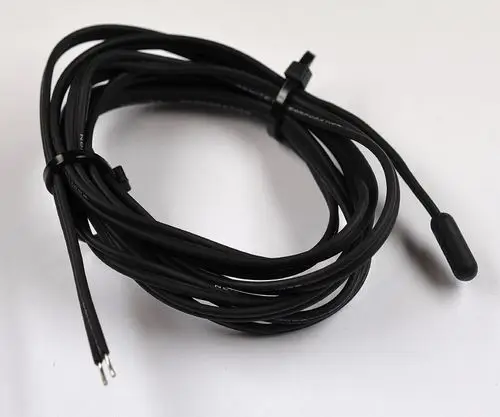 Remko RK Temperatursensor Redundanzmodu KFB-R, 1613282, schwarzes Kabel mit abgerundetem Sensor an einem Ende und abisolierten Drähten am anderen Ende, mit Kabelbindern gebündelt.