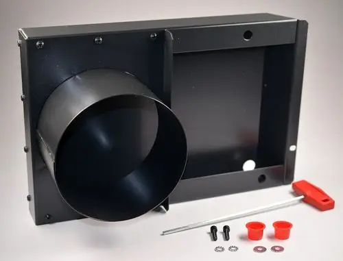 Produktbild: Remko RK Brennerfrischluft Gr. I, 1071020. Schwarzes Metallgehäuse mit rundem Auslass und Zubehör wie Schrauben, Abdeckungen und Werkzeug.