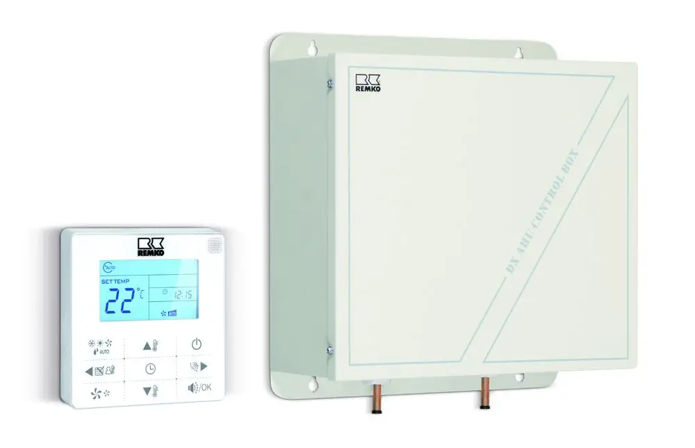 Ein Remko RK MAW-1 Anschluss-Set für ext. Wärmet. 9-20 kW mit KFB-3. Ein quadratischer weißer Wandkasten mit der Aufschrift DX AHU CONTROL BOX. Links davon befindet sich ein kleines, digitales Bedienfeld.