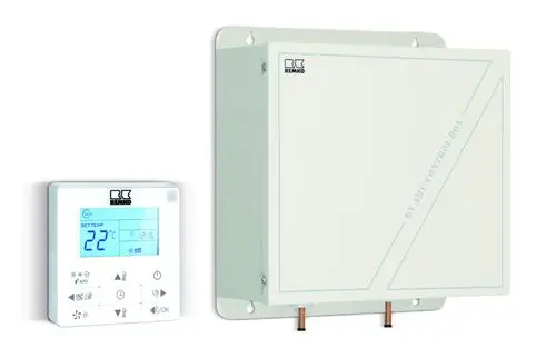 Ein Remko RK MAW-1 Anschluss-Set für ext. Wärmet. 9-20 kW mit KFB-3. Ein quadratischer weißer Wandkasten mit der Aufschrift DX AHU CONTROL BOX. Links davon befindet sich ein kleines, digitales Bedienfeld.