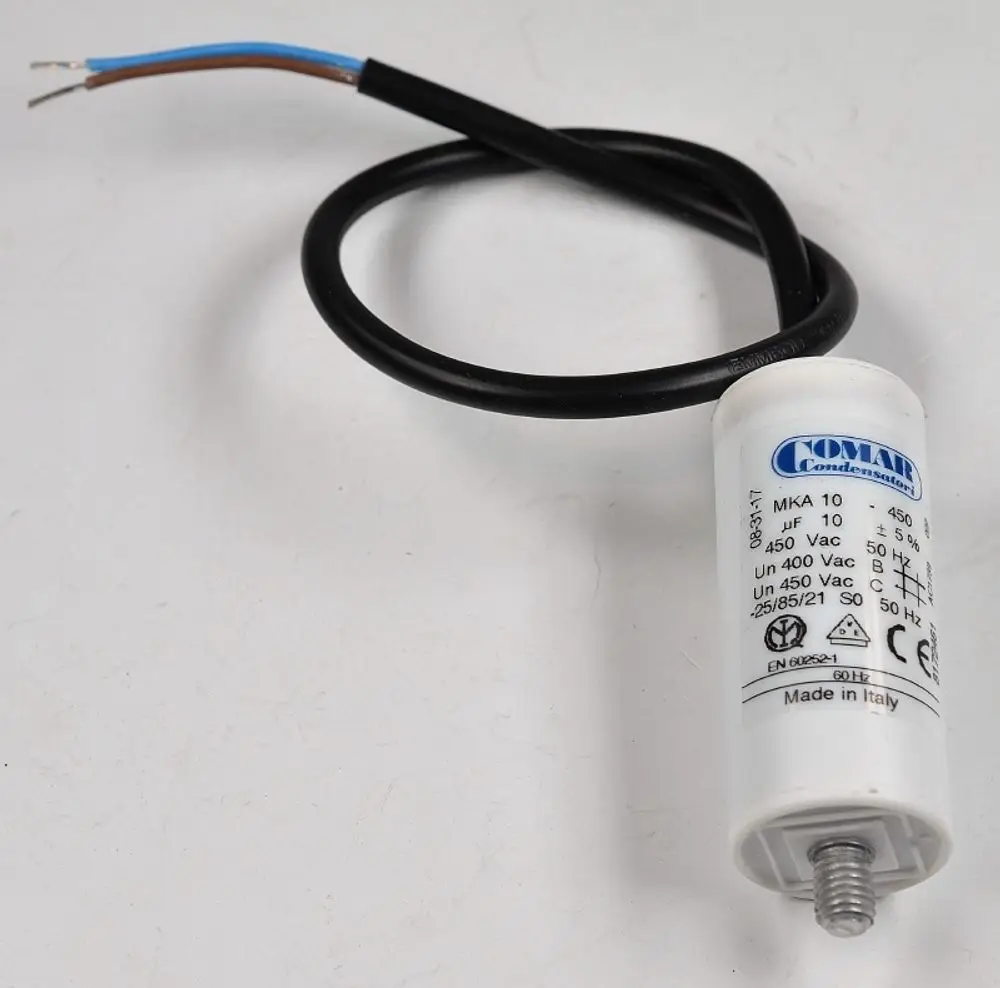 Ein Kondensator von Comar Condensatori mit einem schwarzen Kabel. Aufgedruckte Details umfassen MKA 10, 10 µF, 450 Vac, -25/85/21 S0, EN 60252-1 und Made in Italy.